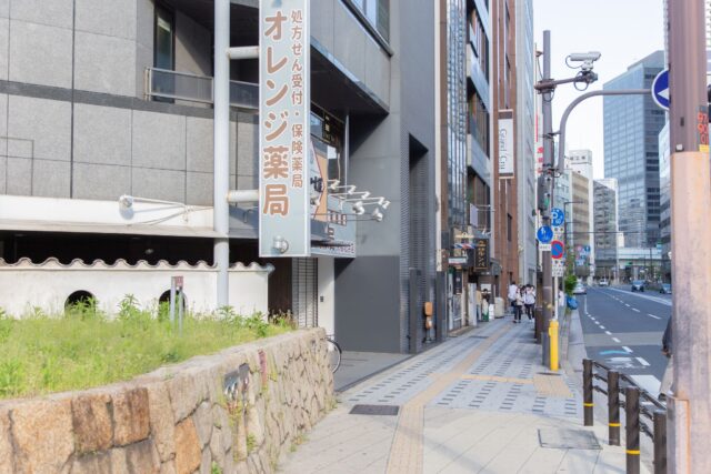 オレンジ薬局方向へ直進